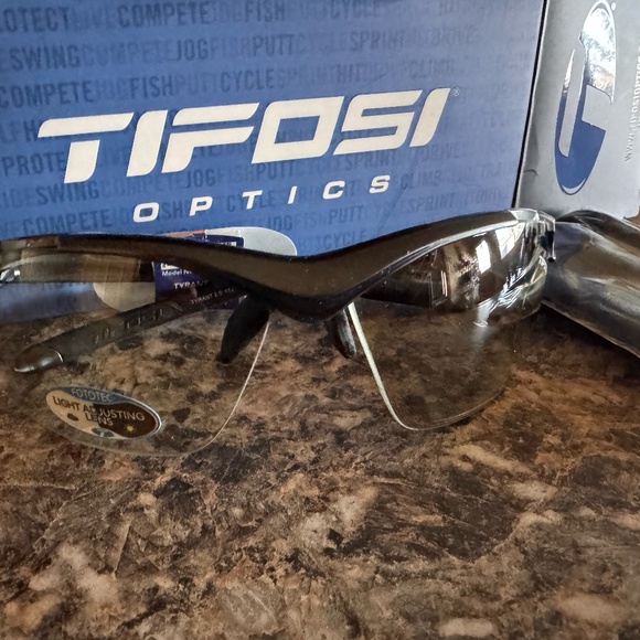 New in Box Tifosi Tyrant 2.0 Fototec Sunglasses with Case - Picture 1 of 4